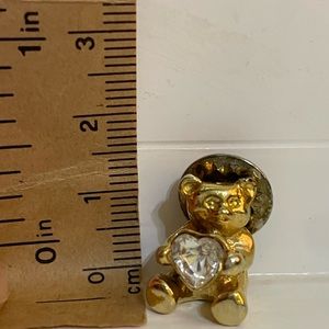 VINTAGE GOLD TONE BEAR HOLDING RHINESTONE HEART BROOCH PIN